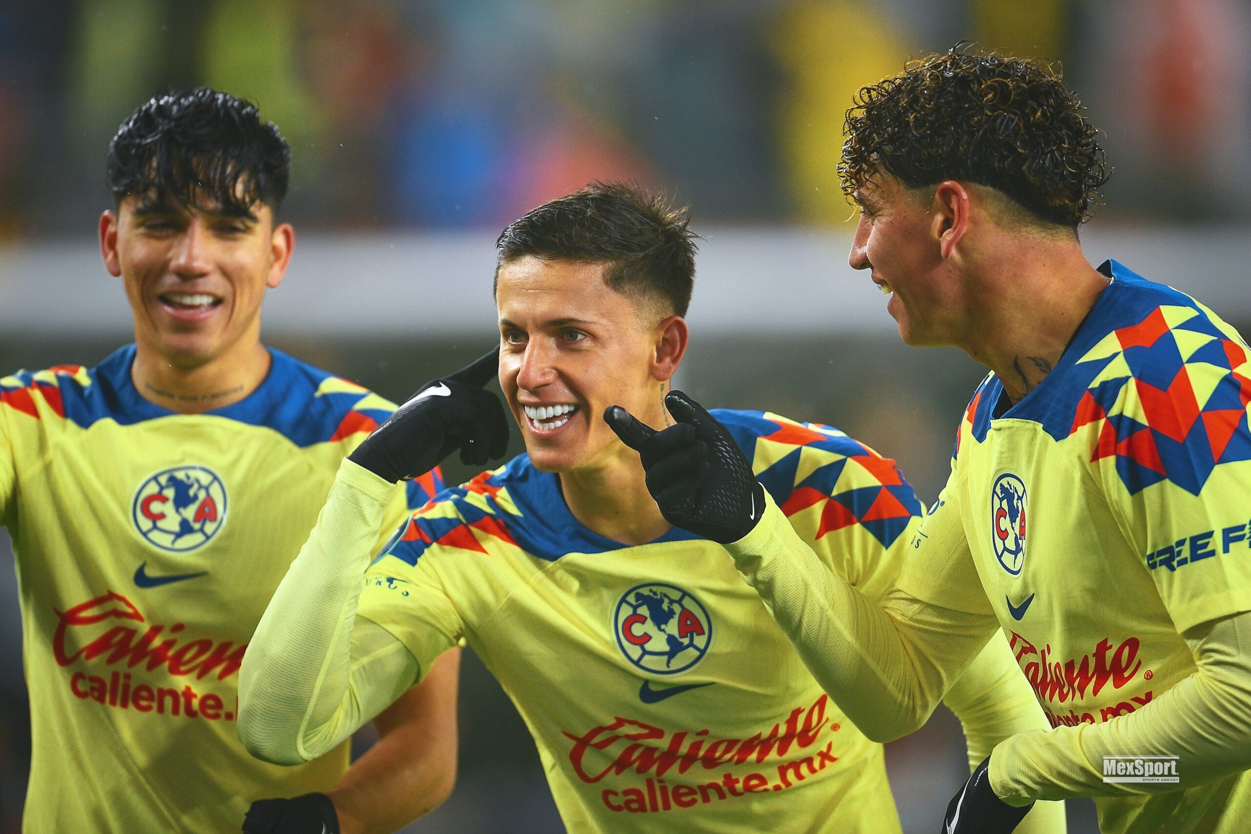Jugadores del América festejan gol en la ida de cuartos f final.