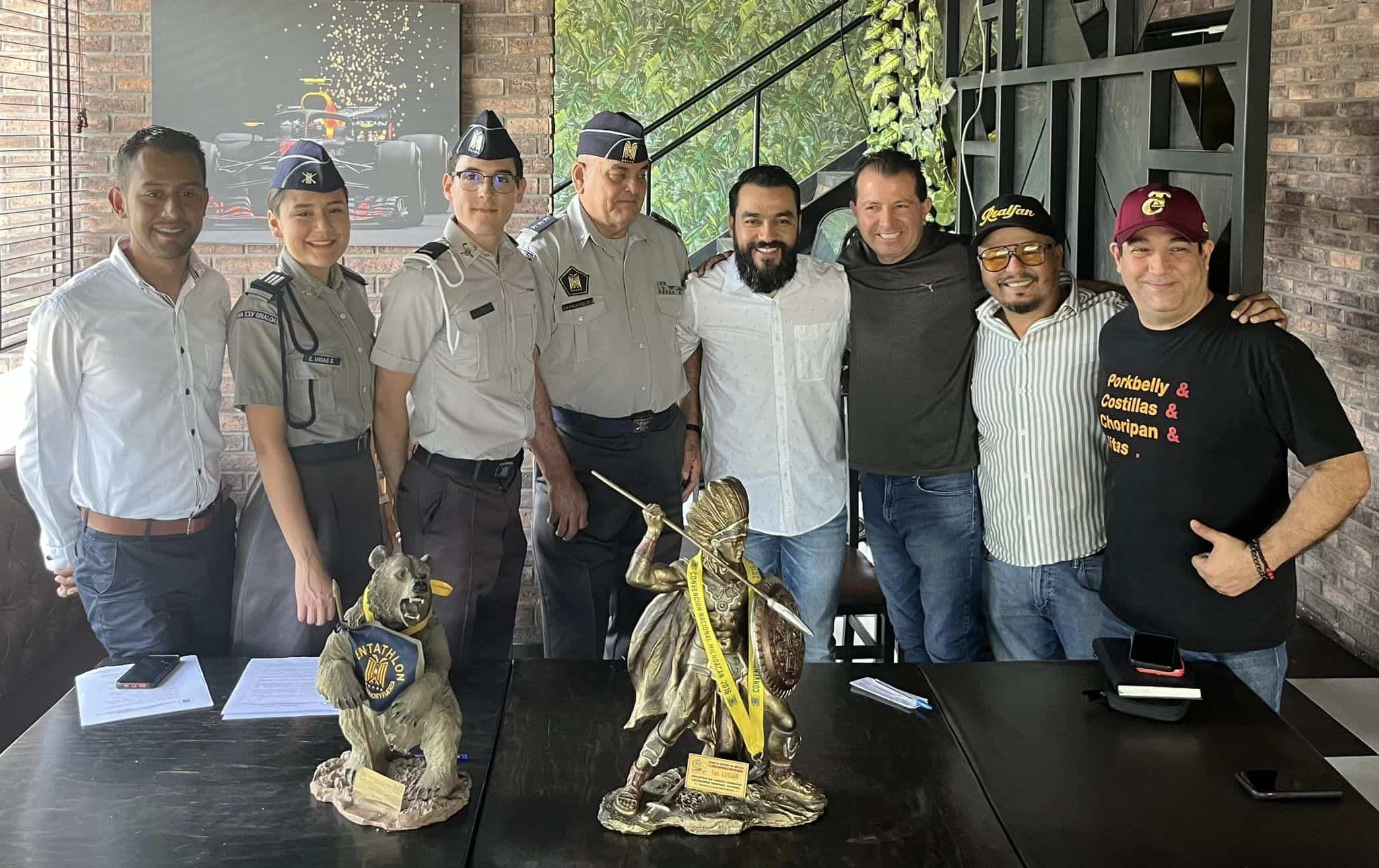 ORGANIZADORES DE LA CARRERA POSAN PARA LA FOTO