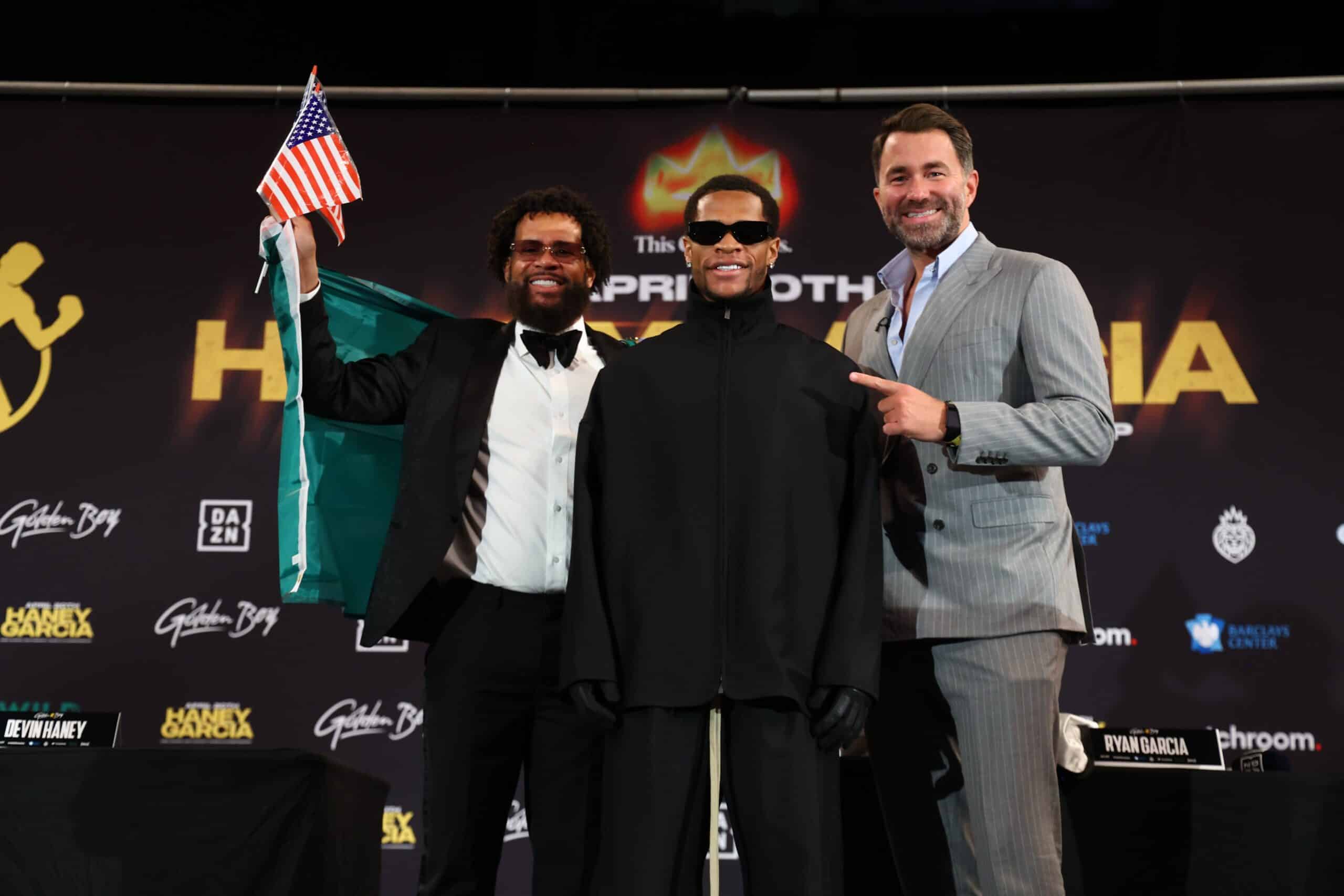 DEVIN HANEY POSA PARA LA FOTO CON SU PADRE BILL HANEY Y EL PRESIDENTE DE MATCHROOM BOXING, EDDIE HEARN