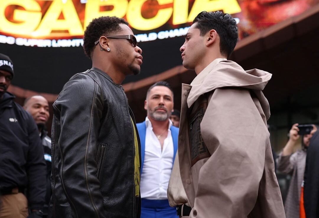 DEVIN HANEY A LA IZQUIERDA Y RYAN GARCÍA A LA DERECHA, CARA A CARA TRAS UNA CONFERENCIA DE PRENSA