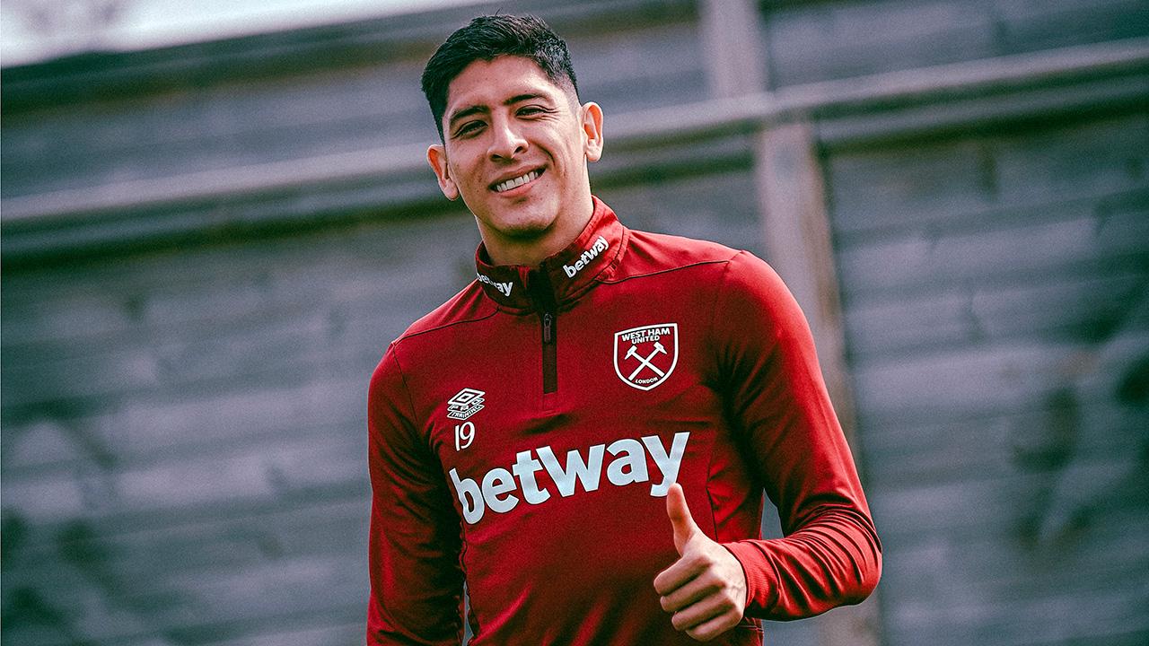 Edson Álvarez en entrenamiento del West Ham United.