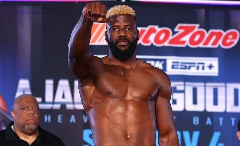EFE AJAGBA POSA PARA LA FOTO TRAS UN PESAJE