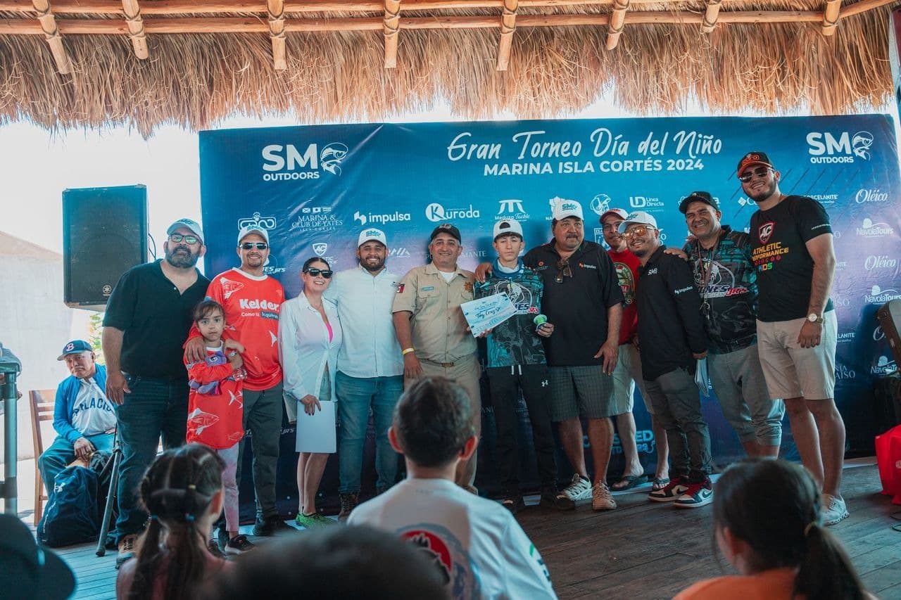 AUTORIDADES DEL EVENTO JUNTO A UN GANADOR DEL TORNEO