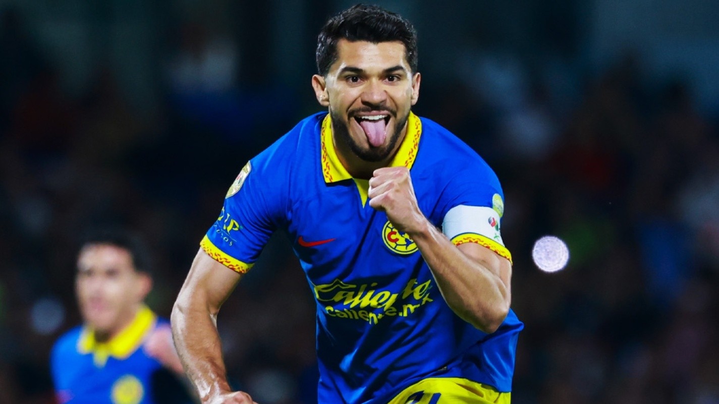 Henry Martin festeja su gol cien ante Pumas de la UNAM.