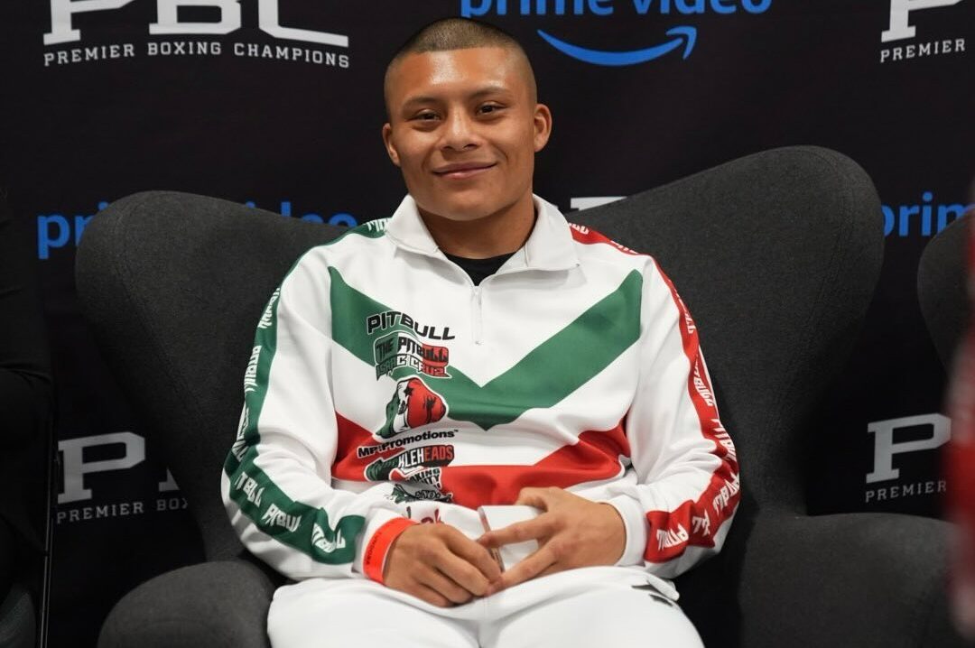ISAAC 'PITBULL' CRUZ SONRÍE Y POSA PARA LA FOTO TRAS SU VICTORIA ANTE ROLLY ROMERO