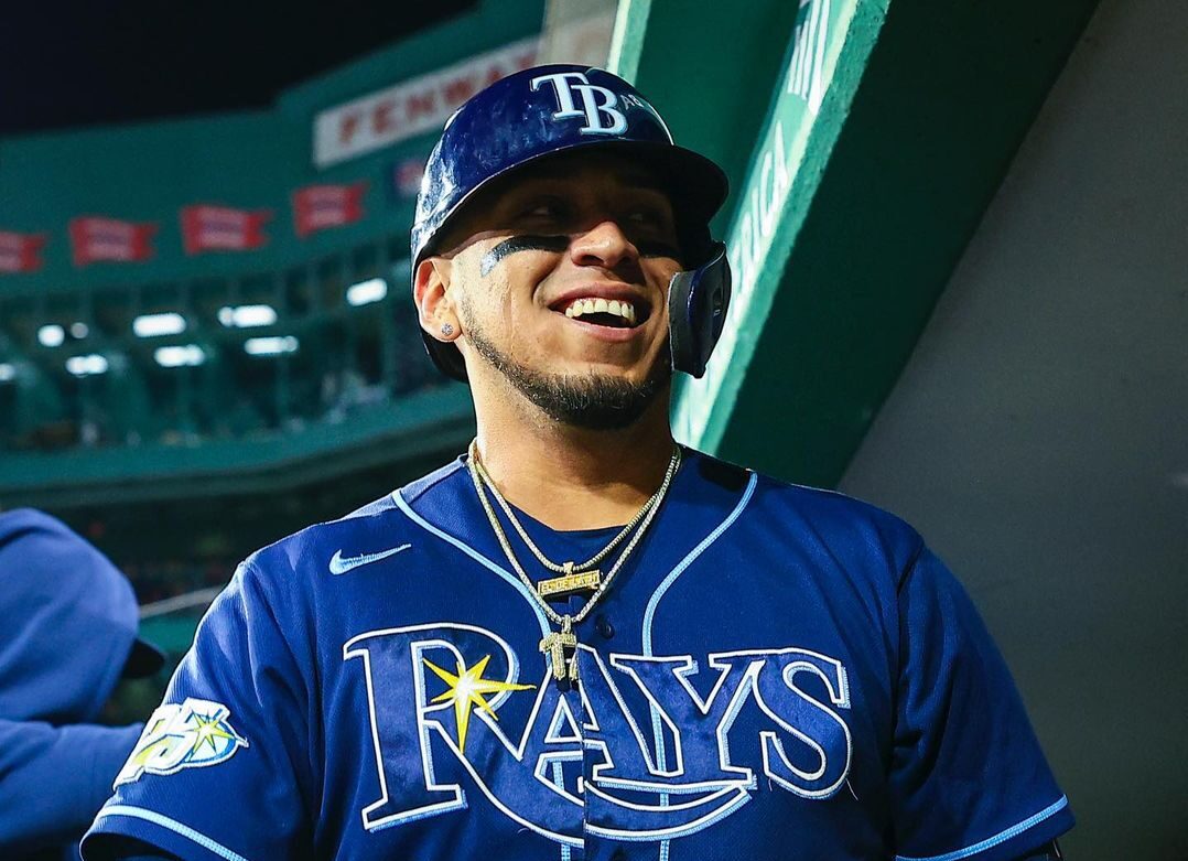 ISAAC PAREDES DE LOS RAYS SONRÍE TRAS CONECTAR UN JONRÓN