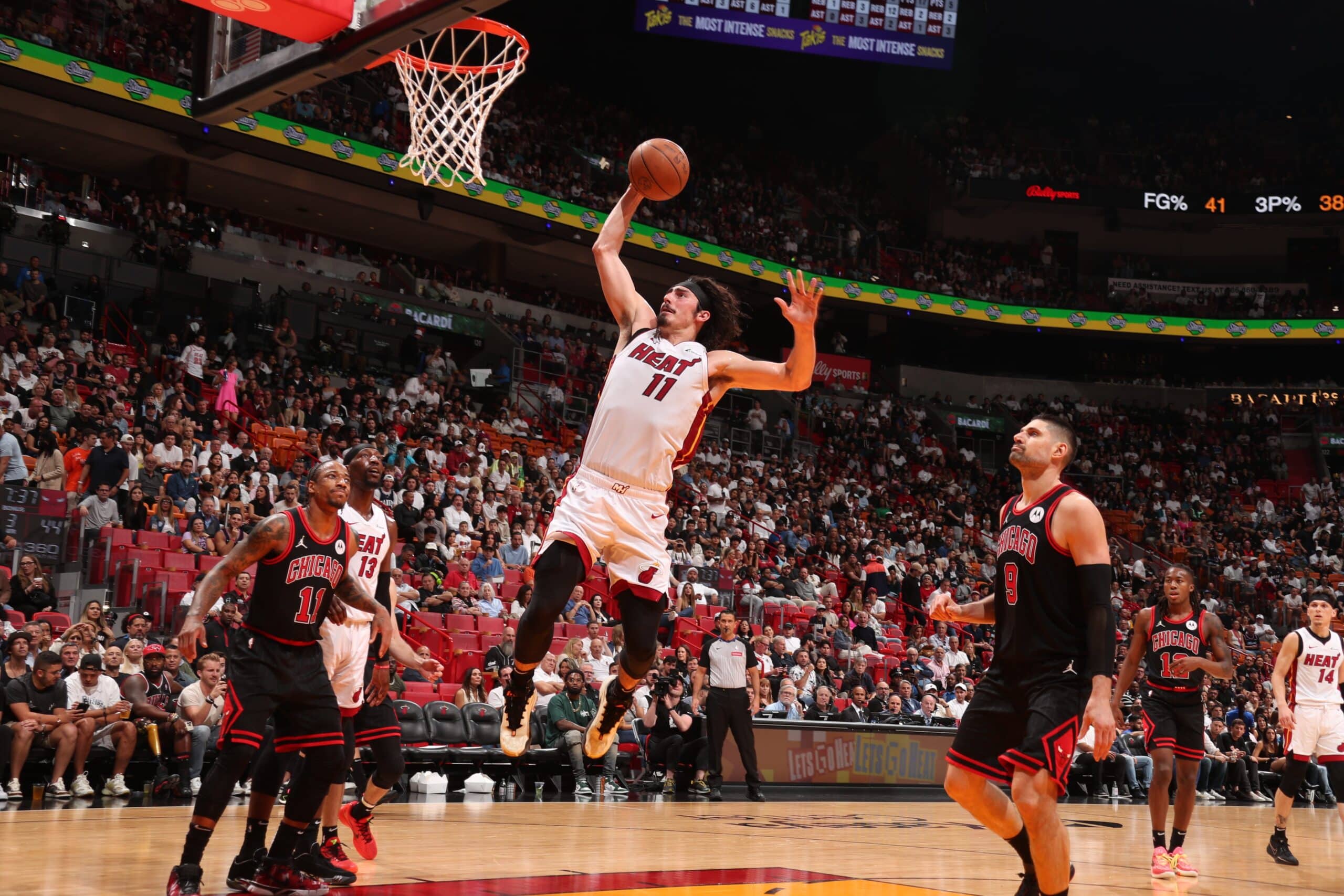 JAIME JÁQUEZ JR REALIZA UNA CLAVADA PARA EL HEAT ANTE LOS BULLS