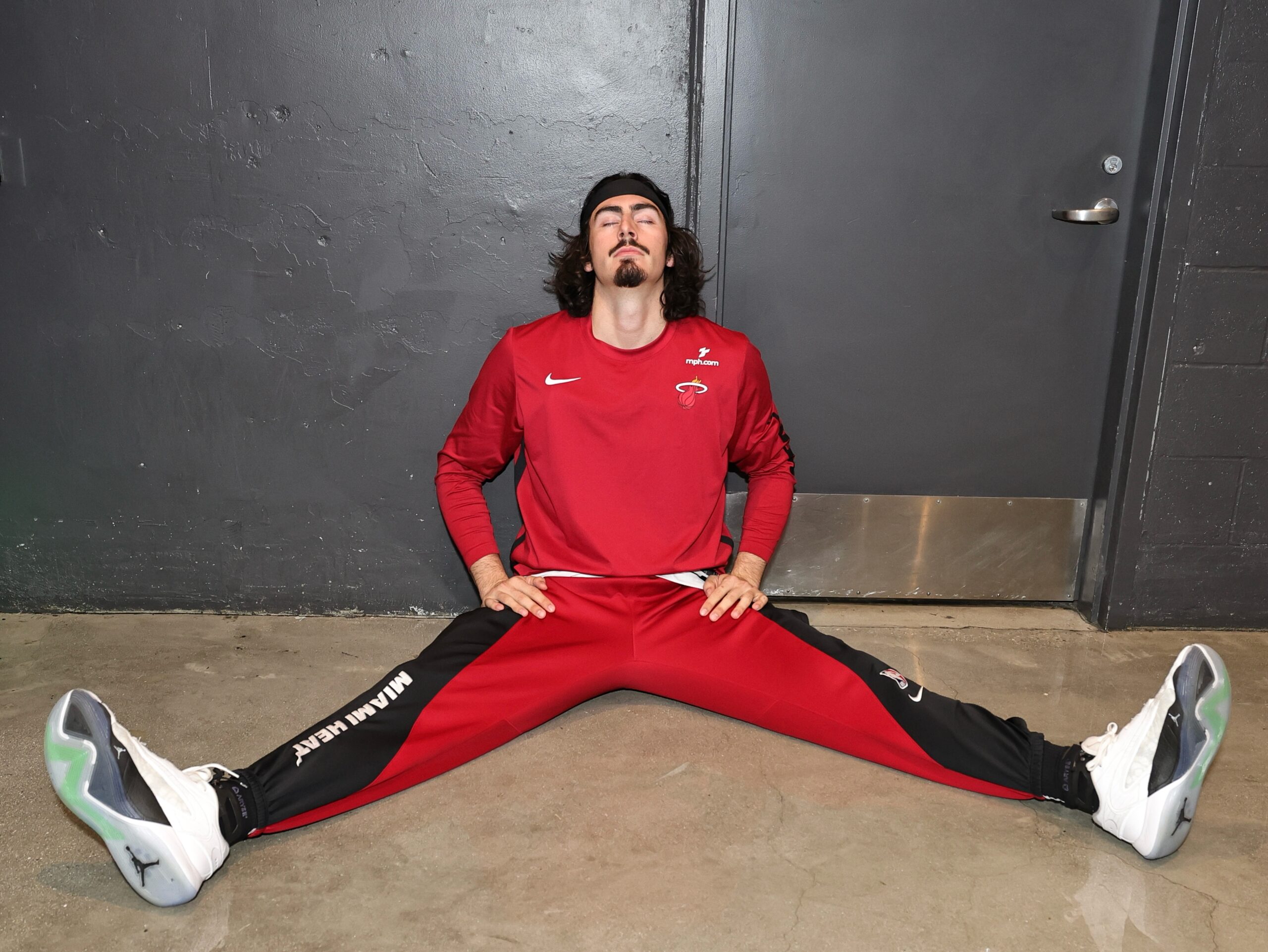 JAIME JÁQUEZ JR ESTIRA ANTES DE UN JUEGO CON EL MIAMI HEAT EN LA NBA