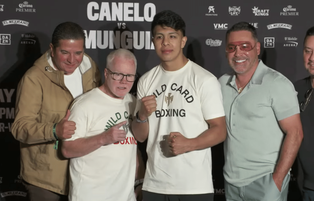 JAIME MUNGUÍA POSA PARA LA FOTO CON FREDDIE ROACH, FERNANDO BELTRÁN, Y ÓSCAR DE LA HOYA