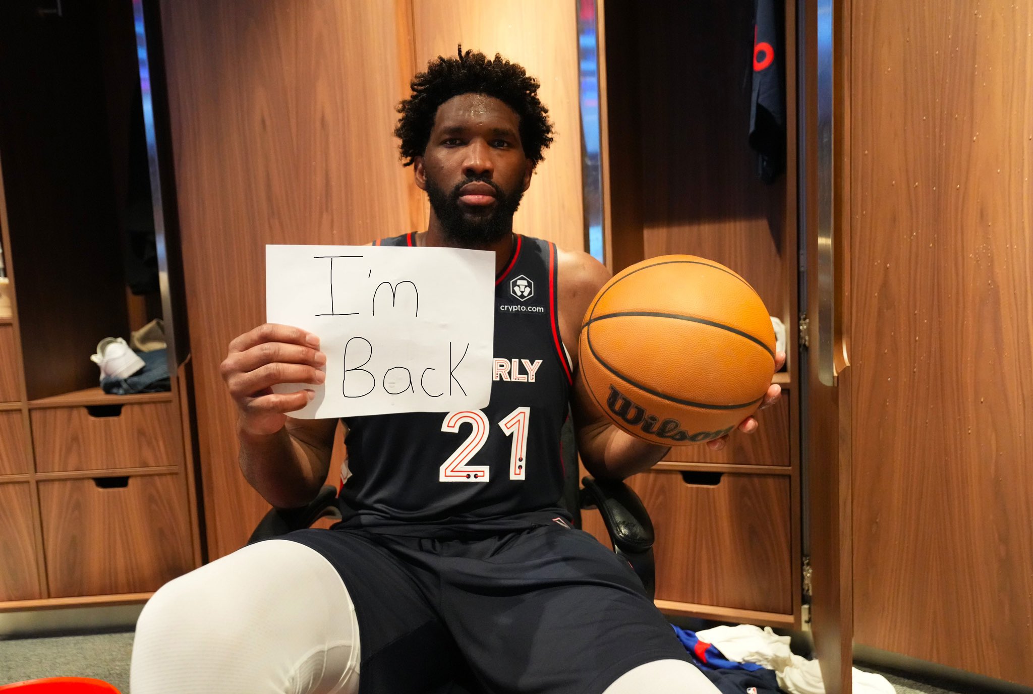 JOEL EMBIID POSA PARA LA FOTO CON LOS SIXERS