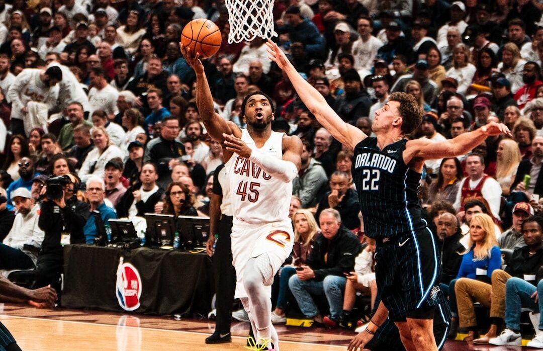DONOVAN MITCHELL DE LOS CAVALIERS DEFENIDIDO POR FRANZ WAGNER DEL MAGIC