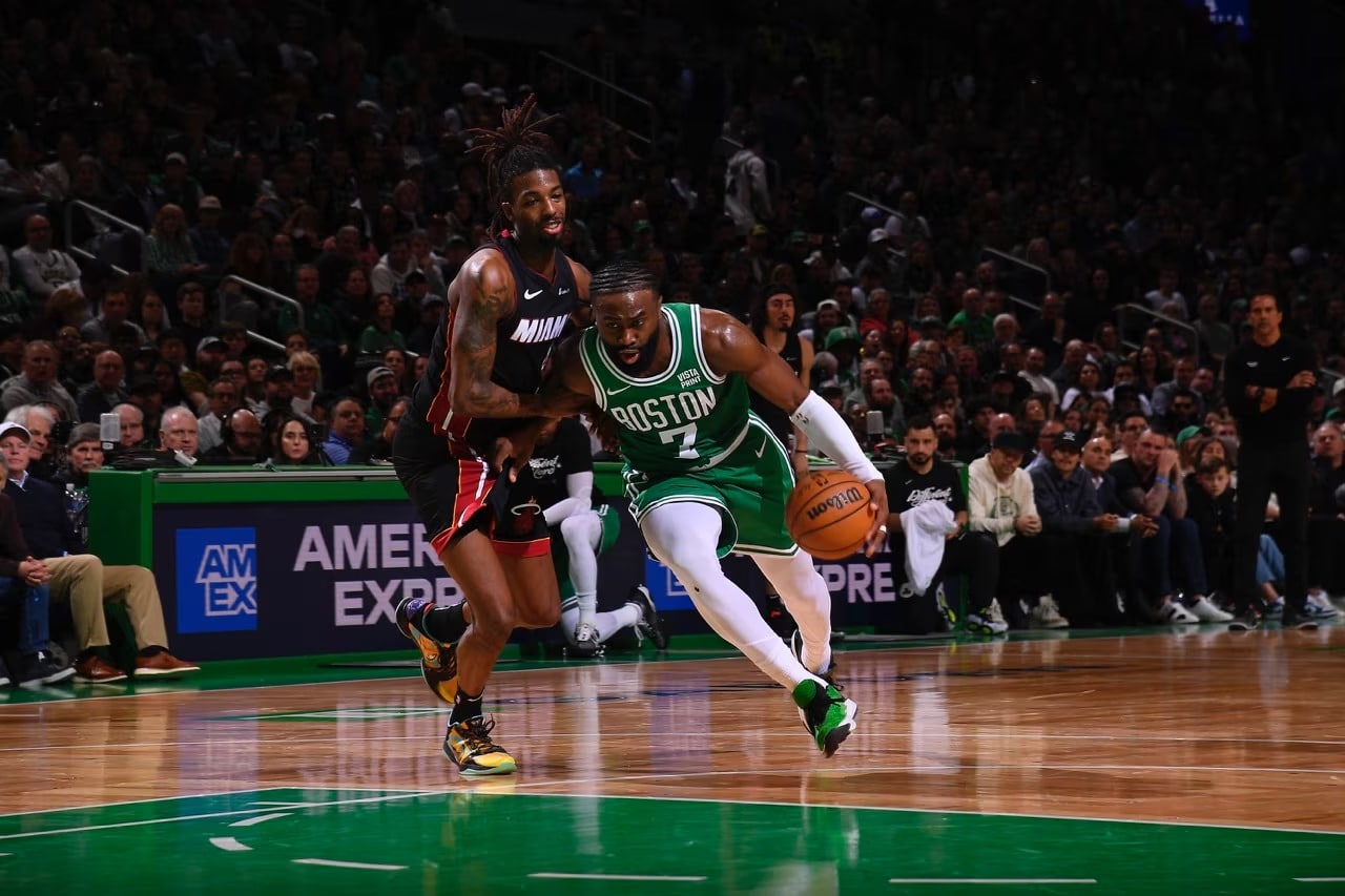 JAYLEN BROWN DE LOS CELTICS ATACA EL ARO ANTE LA DEFENSA DEL HEAT
