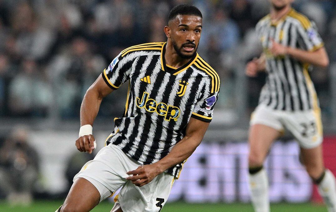 JUGADOR DE LA JUVENTUS CONDUCE EL BALÓN