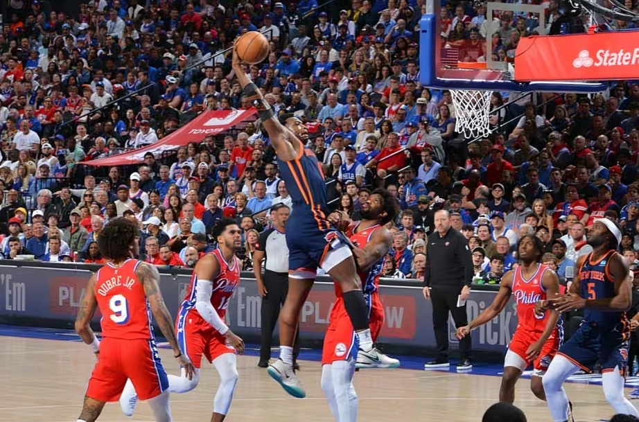 OG ANUNOBY DE LOS KNICKS REALIZA UNA CLAVADA SOBRE JOEL EMBIID DE LOS SIXERS