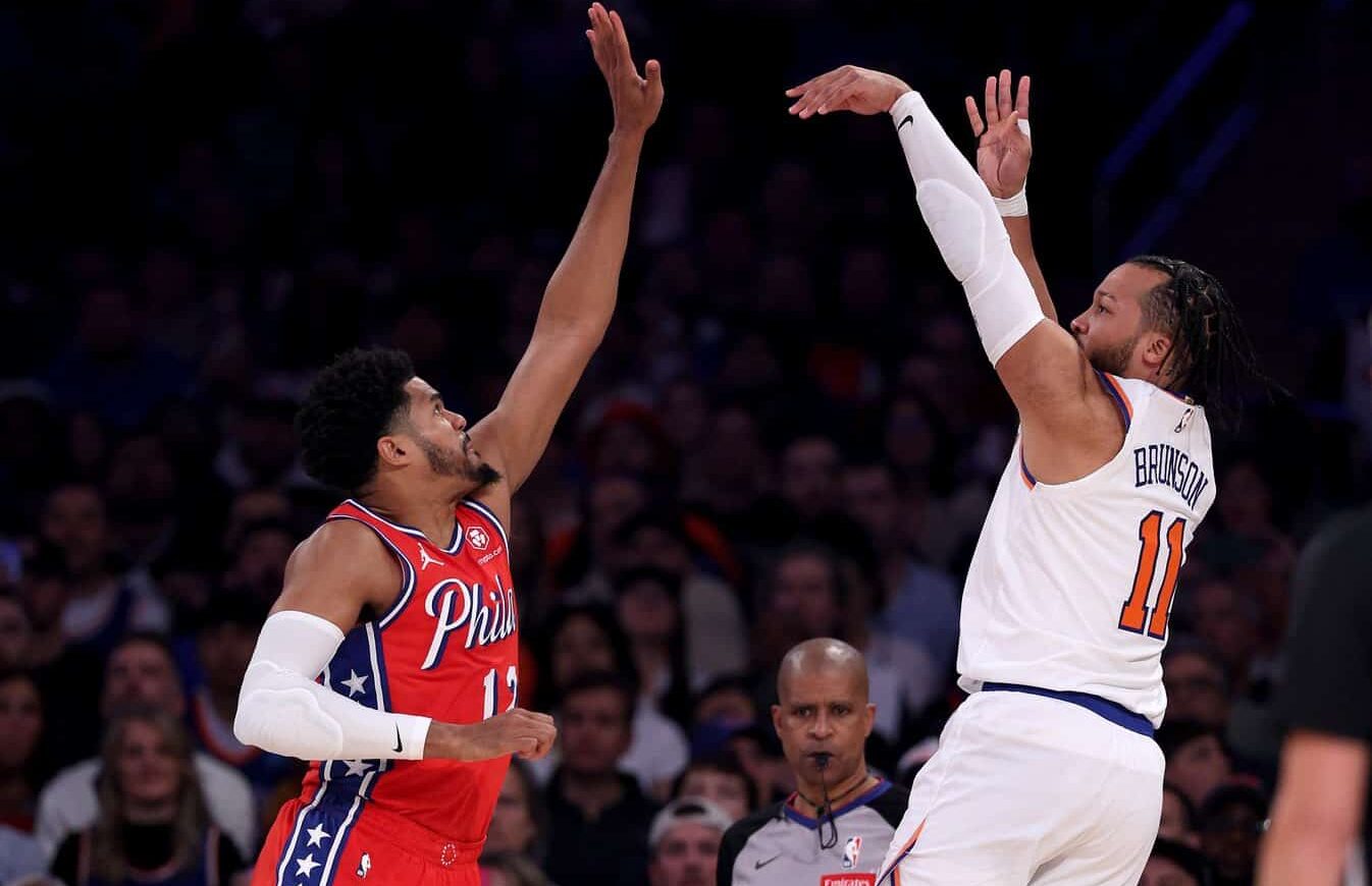 TOBIAS HARRIS DE LOS SIXERS DEFIENDE A JALEN BRUNSON DE LOS KNICKS