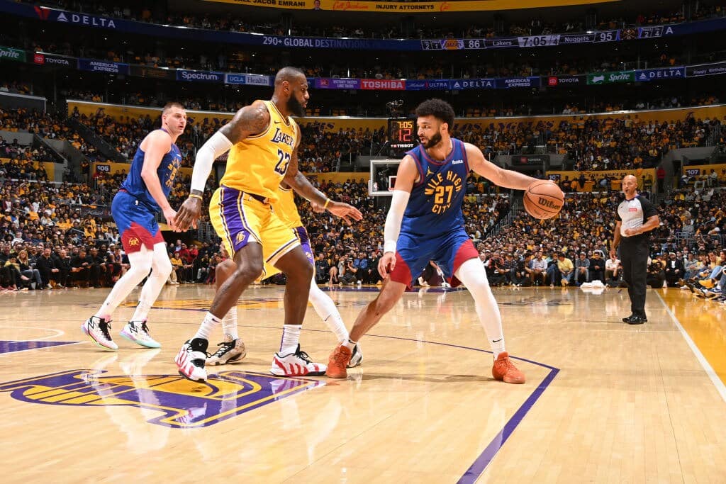 LEBRON JAMES DE LAKERS DEFENDIENDO A JAMAL MURRAY DE LOS NUGGETS