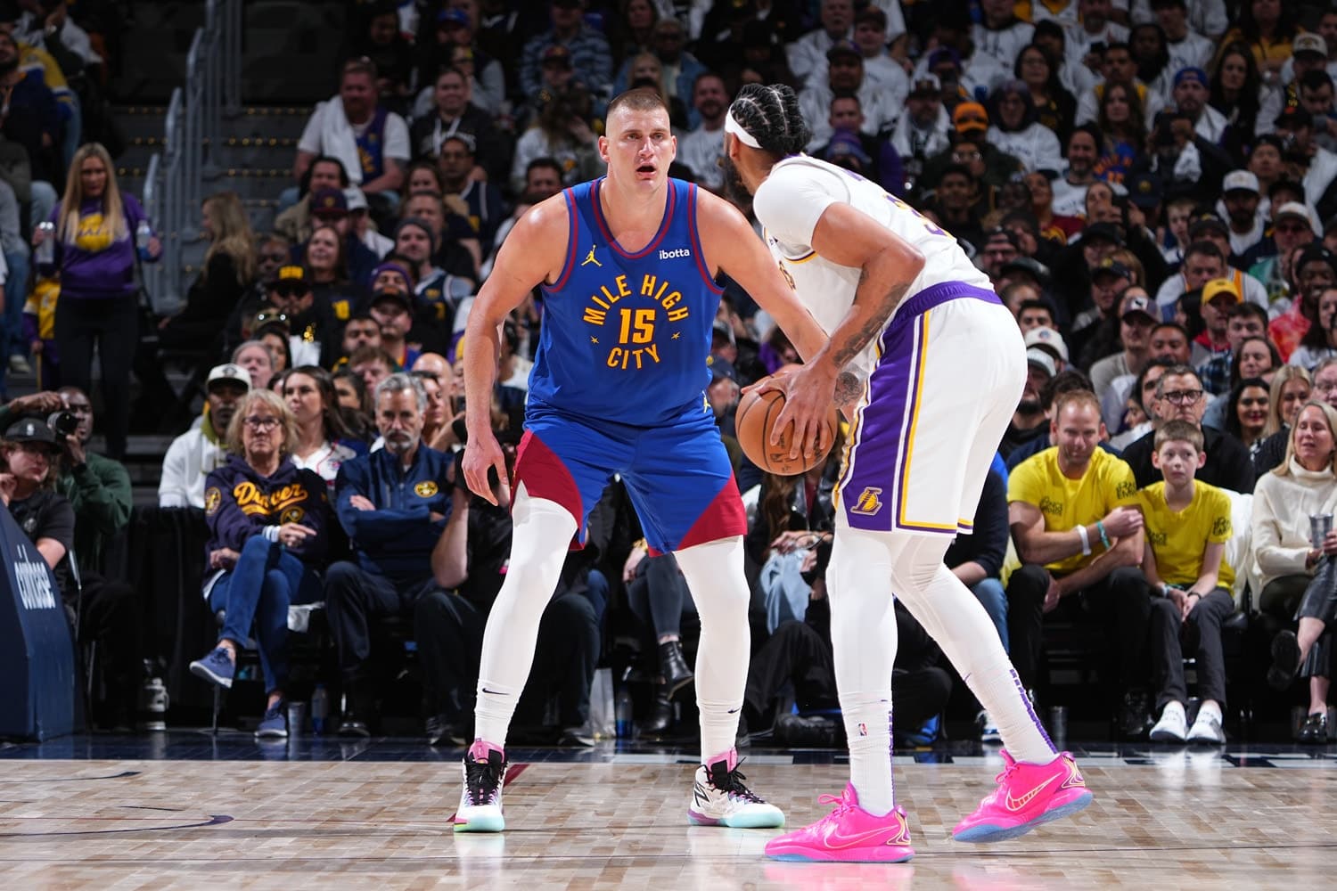 NIKOLA JOKIC DE LOS NUGGETS DEFENDIENDO A ANTHONY DAVIS DE LOS LAKERS