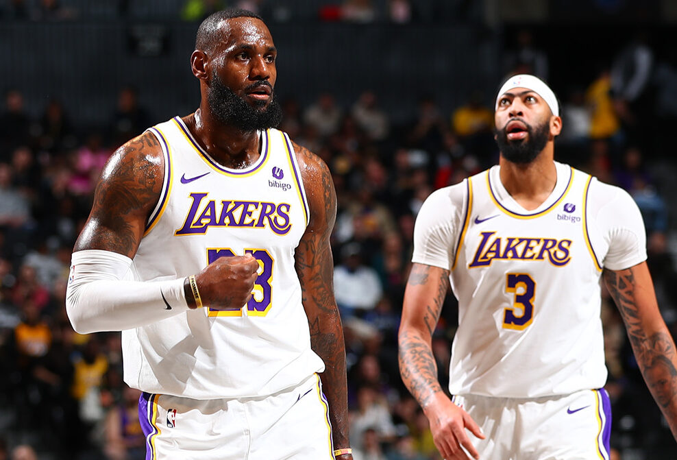 LEBRON JAMES A LA IZQUIERDA Y ANTHONY DAVIS A LA DERECHA