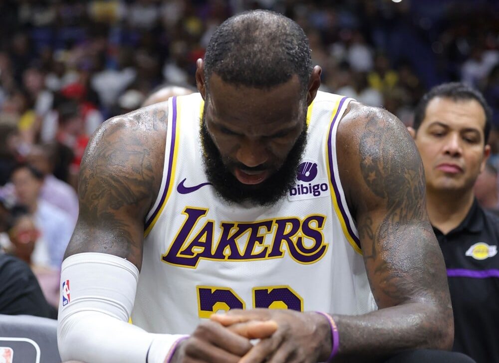 LEBRON JAMES EN LA BANCA DURANTE UN DESCANSO CON LAKERS