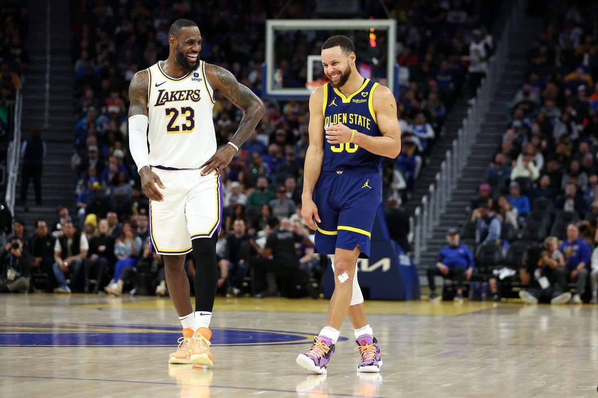 LEBRON JAMES DE LAKERS A LA IZQUIERDA Y STEPHEN CURRY DE WARRIORS A LA DERECHA