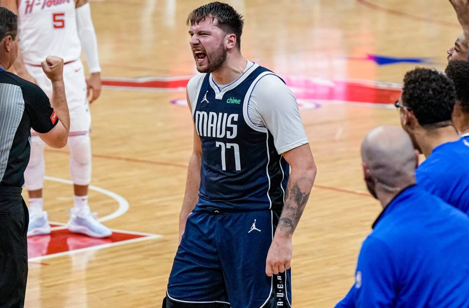 LUKA DONCIC DE LOS MAVERICKS CELEBRA UNA ANOTACIÓN