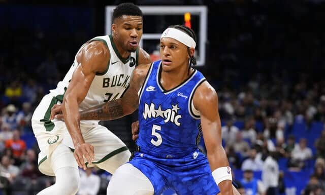 A LA IZQUIERDA GIANNIS ANTETOKOUNMPO DE LOS BUCKS, Y A LA DERECHA PAOLO BANCHERO DEL MAGIC