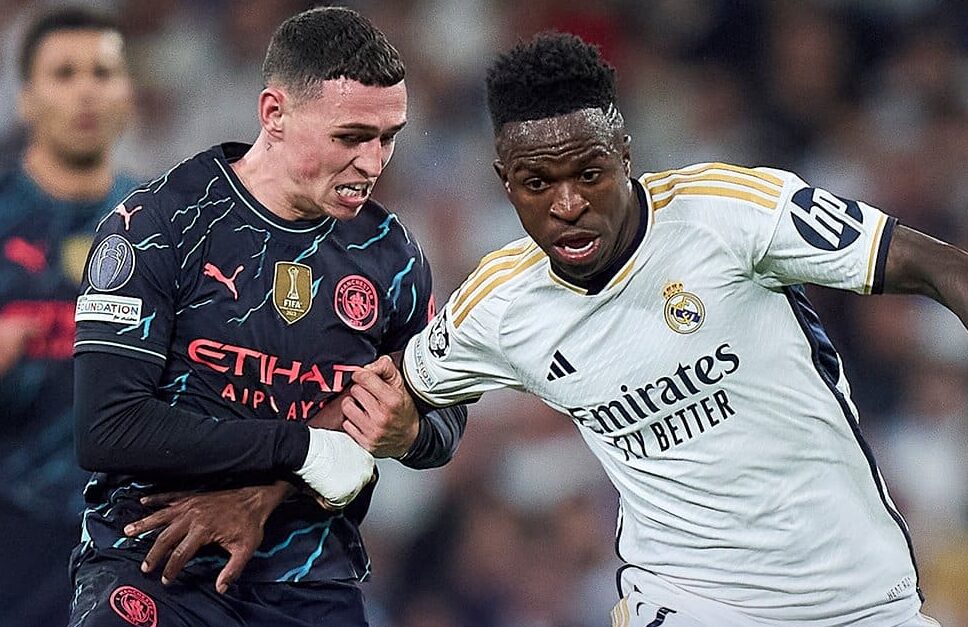 PHIL FODEN DEL MANCHESTER CITY DEFIENDE A VINICIUS JÚNIOR DEL REAL MADRID