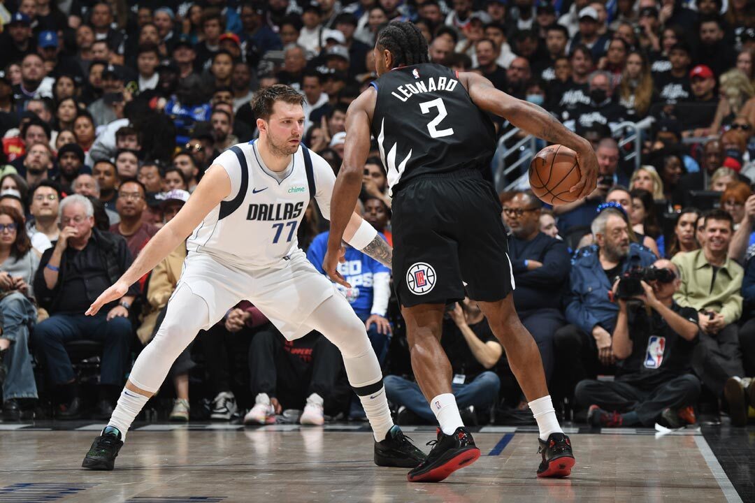 LUKA DONCIC DE LOS MAVERICKS DEFENDIENDO A KAWHI LEONARD DE LOS CLIPPERS