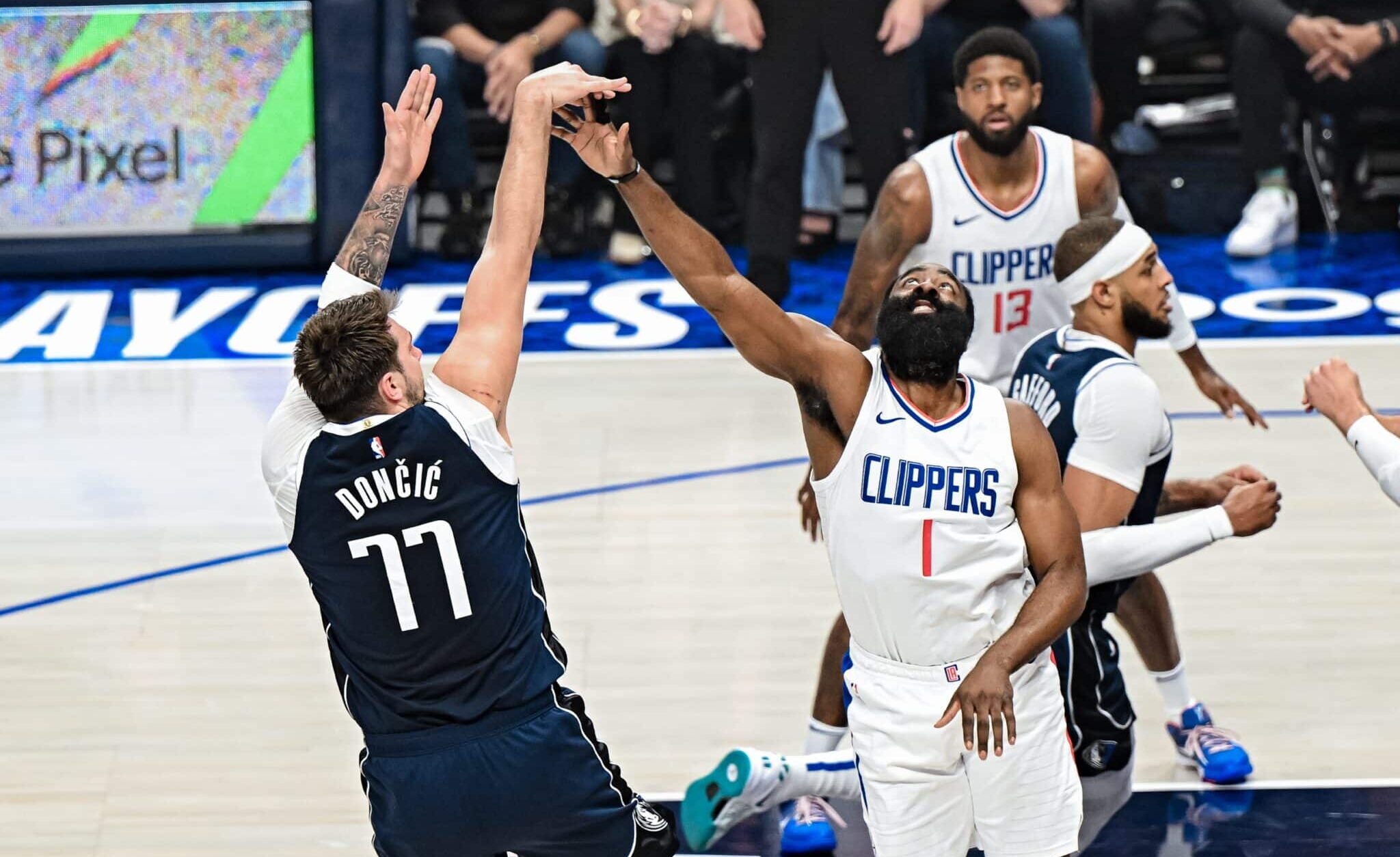 LUKA DONCIC DE LOS MAVERICKS REALIZA UN TIRO SOBRE JAMES HARDEN DE LOS CLIPPERS