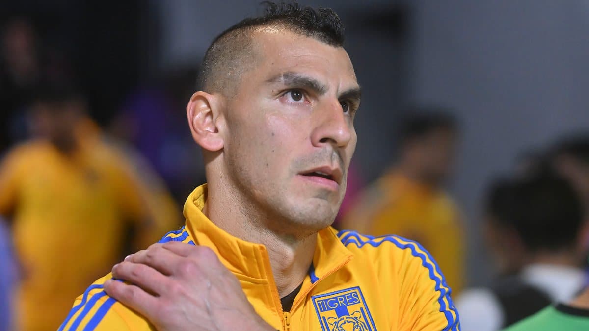 Nahuel Guzmán en las gradas del estadio BBVA Bancomer.