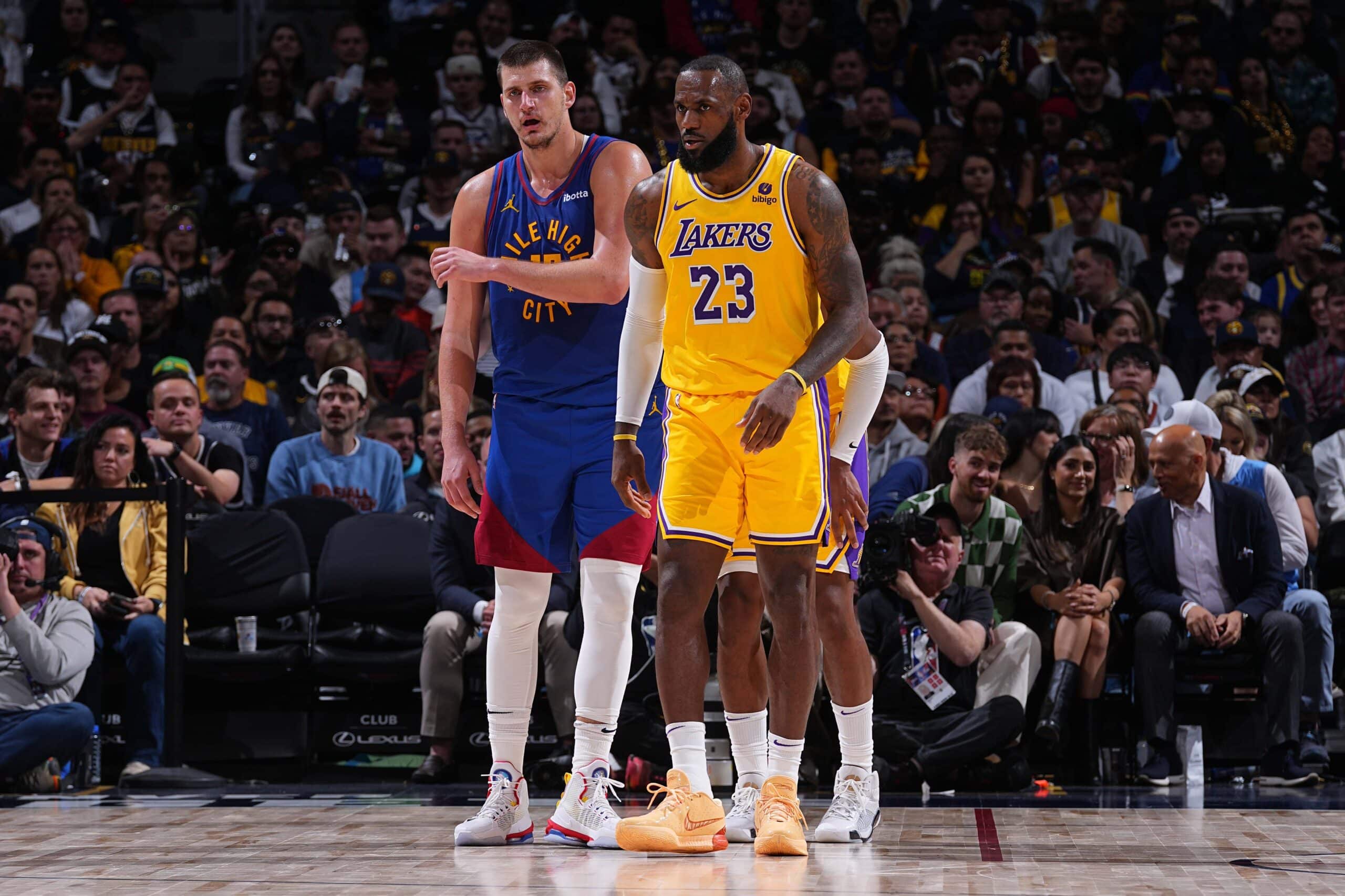 NIKOLA JOKIC DE LOS DENVER NUGGETS A LA IZQUIERDA, DEFENDIDO POR LEBRON JAMES DE LAKERS A LA DERECHA