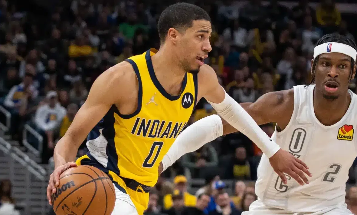 TYRESE HALIBURTON A LA IZQUIERDA DE LOS PACERS Y SHAI GILGEOUS-ALEXANDER A LA DERECHA DEL THUNDER
