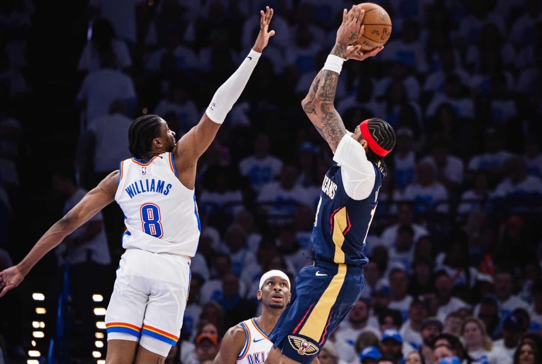 BRANDON INGRAM DE LOS PELICANS REALIZA UN TIRO ANTE LA DEFENSA DE JALEN WILLIAMS DEL THUNDER