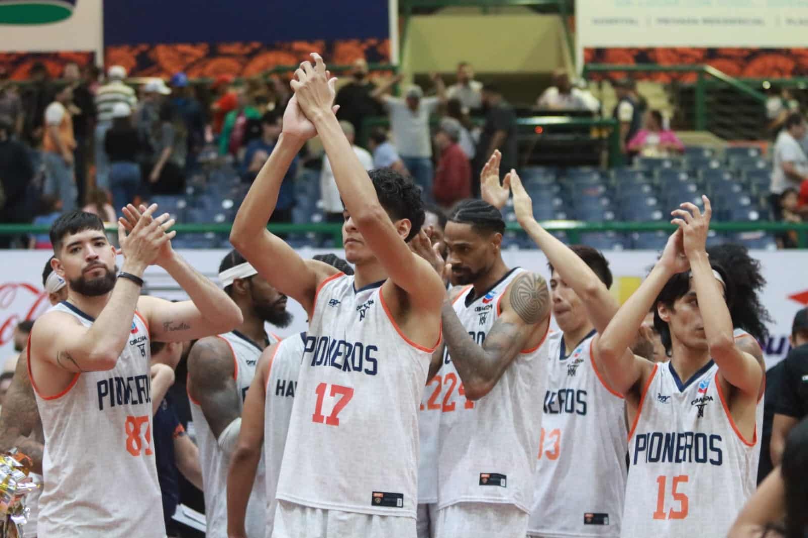 Jugadores de Pioneros festejan su primer triunfo ante CDMX.