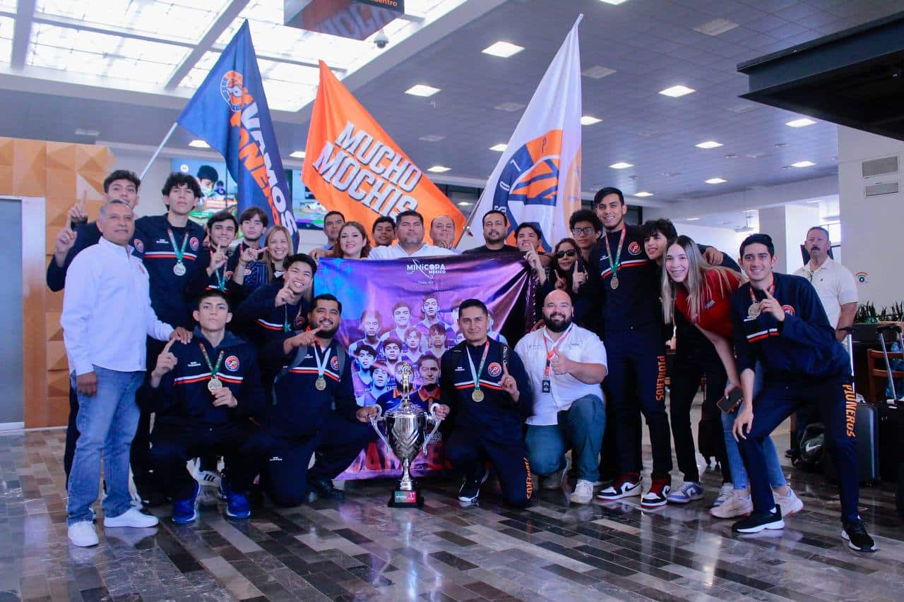 Pioneros Academy en su arribo al aeropuerto de Los Mochis.