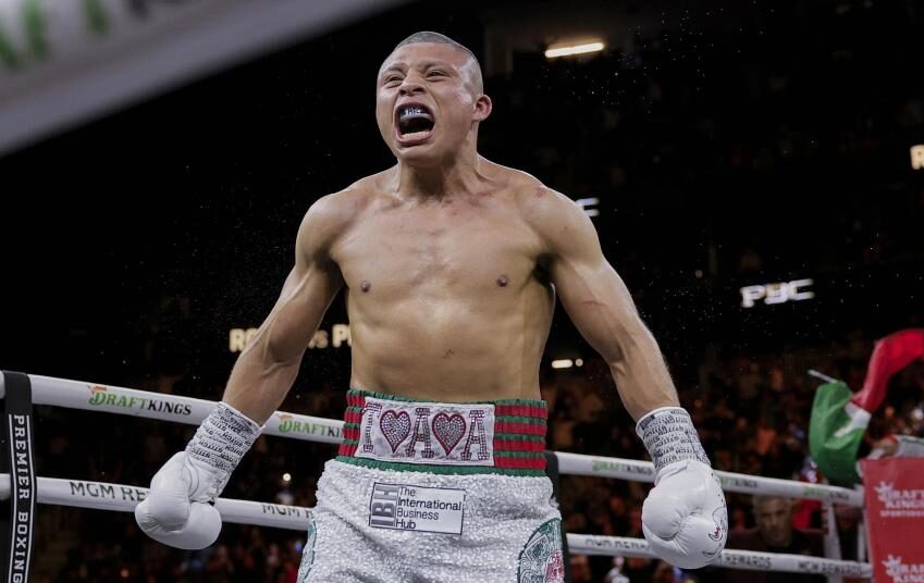 EL PITBULL CRUZ FESTEJA SU TRIUNFO ANTE ROLLY ROMERO