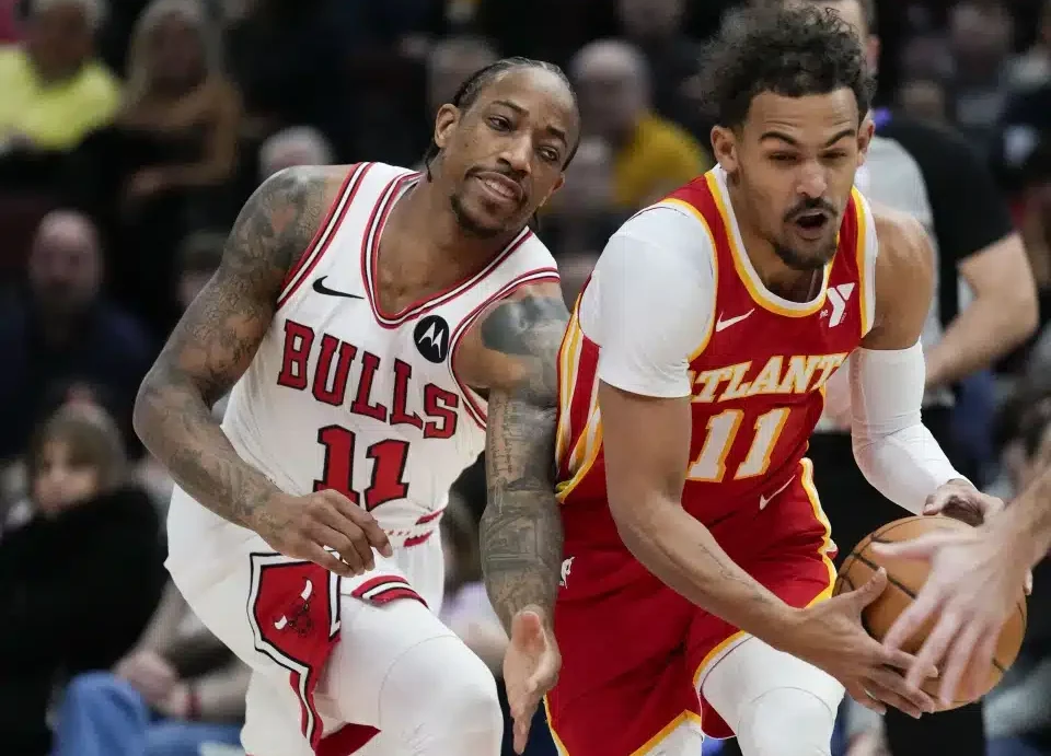 TRAE YOUNG DE LOS HAWKS DEFENDIDO POR DEMAR DEROZAN DE LOS BULLS