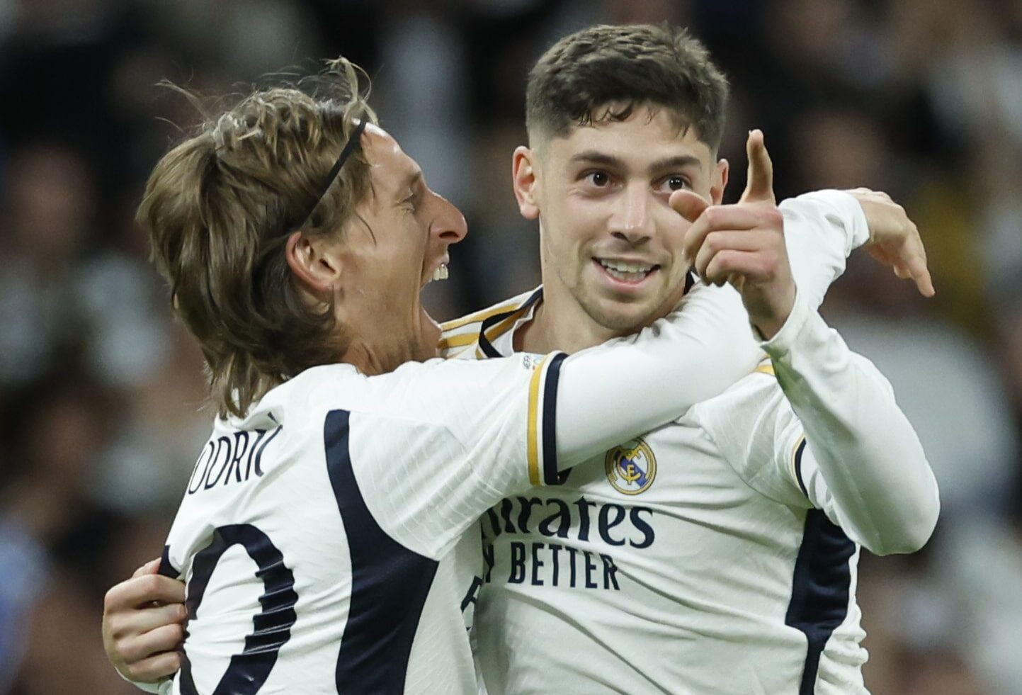 LUKA MODRIC Y FEDERICO VALVERDE DEL REAL MADRID FESTEJAN UN GOL