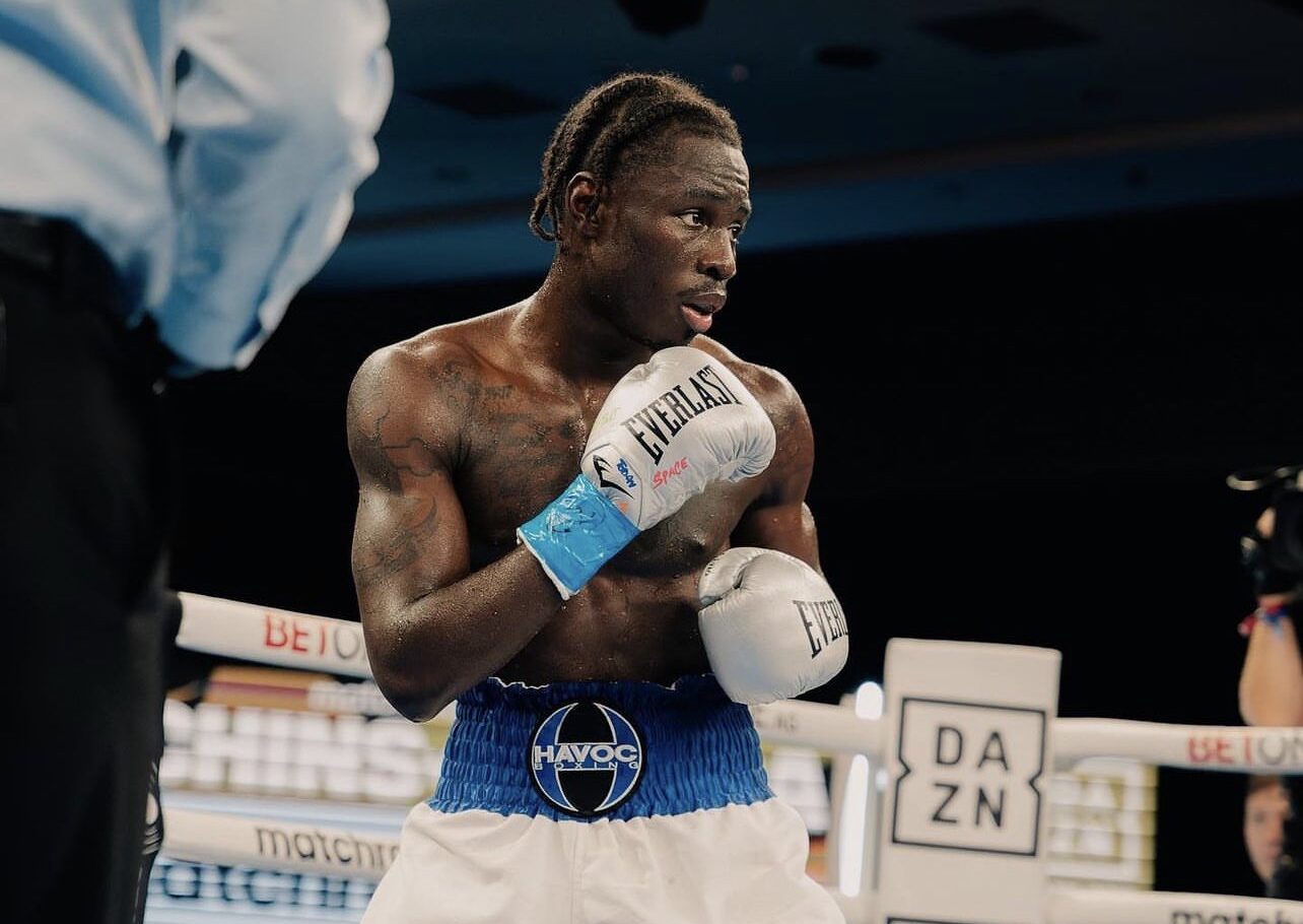 RICHARDSON HITCHINS DURANTE UNA PELEA DE BOXEO