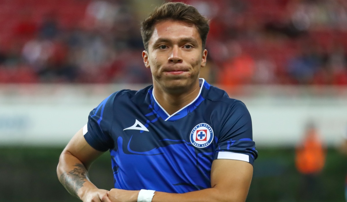 Rodrigo Huescas en entrenamiento del Cruz Azul.
