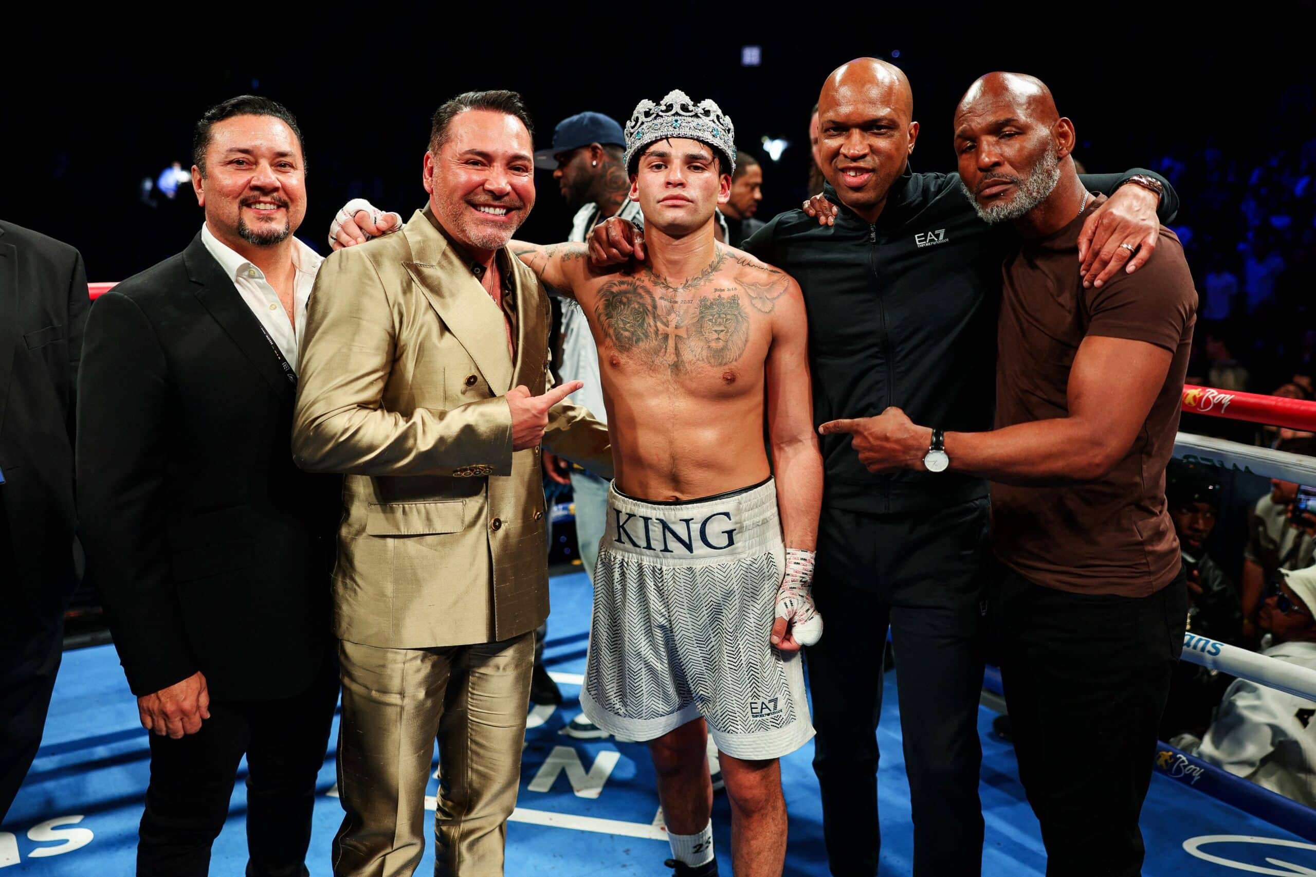 RYAN GARCÍA POSA PARA LA FOTO CON ÓSCAR DE LA HOYA Y BERNARD HOPKINS