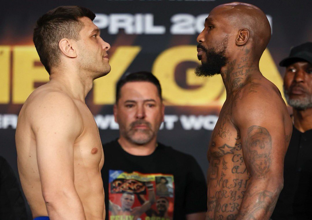 SERGIY DEREVYANCHENKO A LA IZQUIERDA Y VAUGHN ALEXANDER A LA DERECHA, CARA A CARA TRAS EL PESAJE