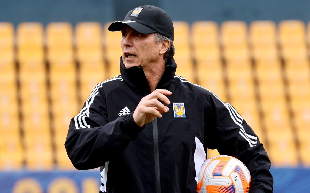 Siboldi en entrenamiento con Tigres de la UANL.