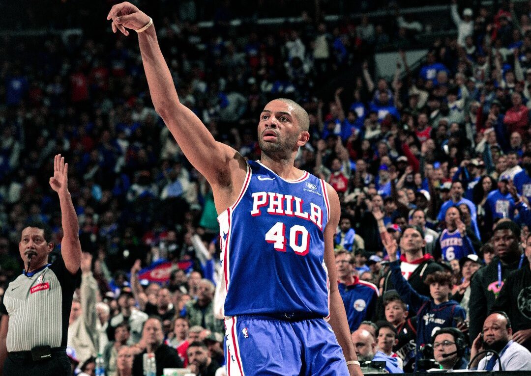 NICOLÁS BATUM ANOTA UN TRIPLE PARA LOS SIXERS