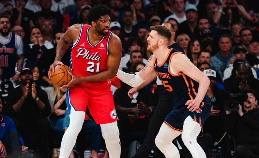 JOEL EMBIID DE LOS SIXERS ATACA A LA DEFENSA DE LOS KNICKS