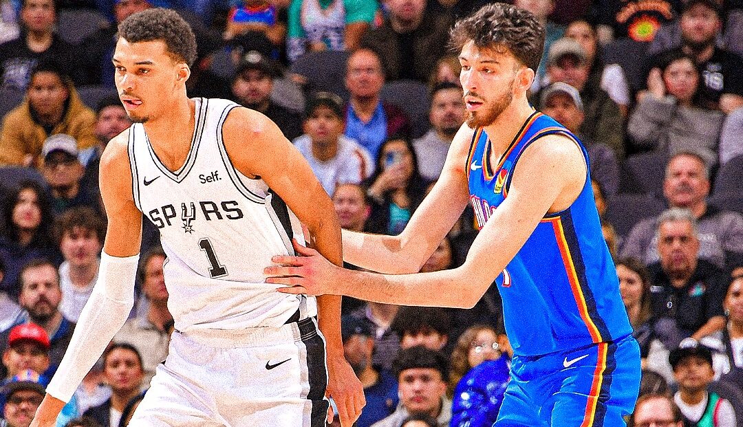 VÍCTOR WEMBANYAMA A LA IZQUIERDA DE LOS SPURS, Y CHET HOLMGREN A LA DERECHA DEL THUNDER