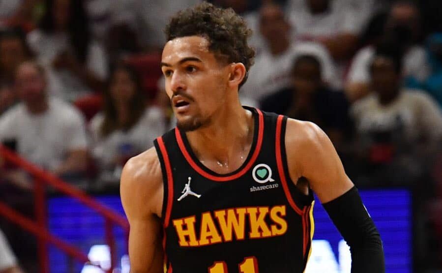TRAE YOUNG BOTA EL BALÓN DURANTE UN JUEGO EN LA NBA CON LOS HAWKS