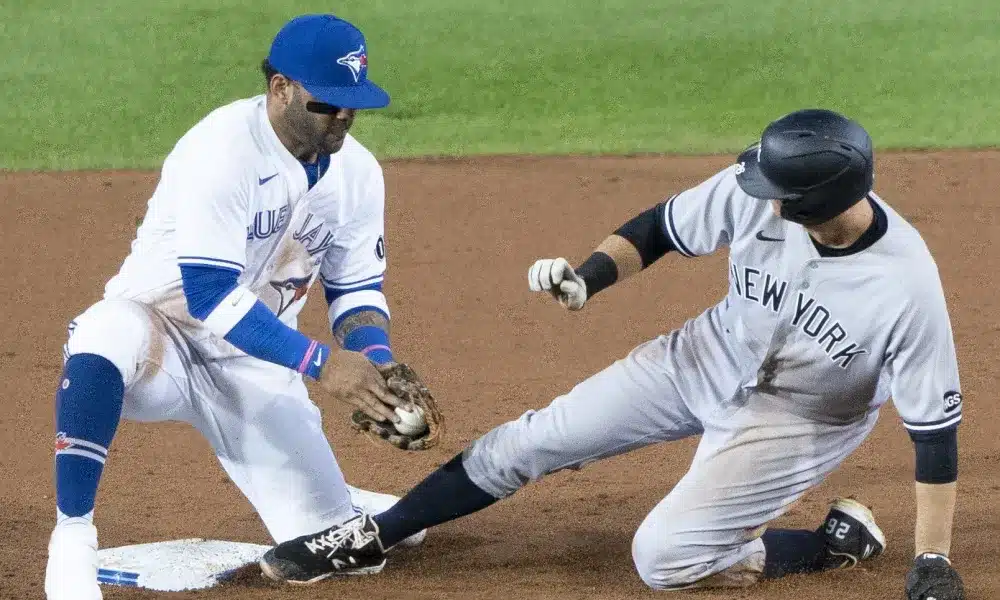 YANKEES CONSIGUE ROBO DE BASE