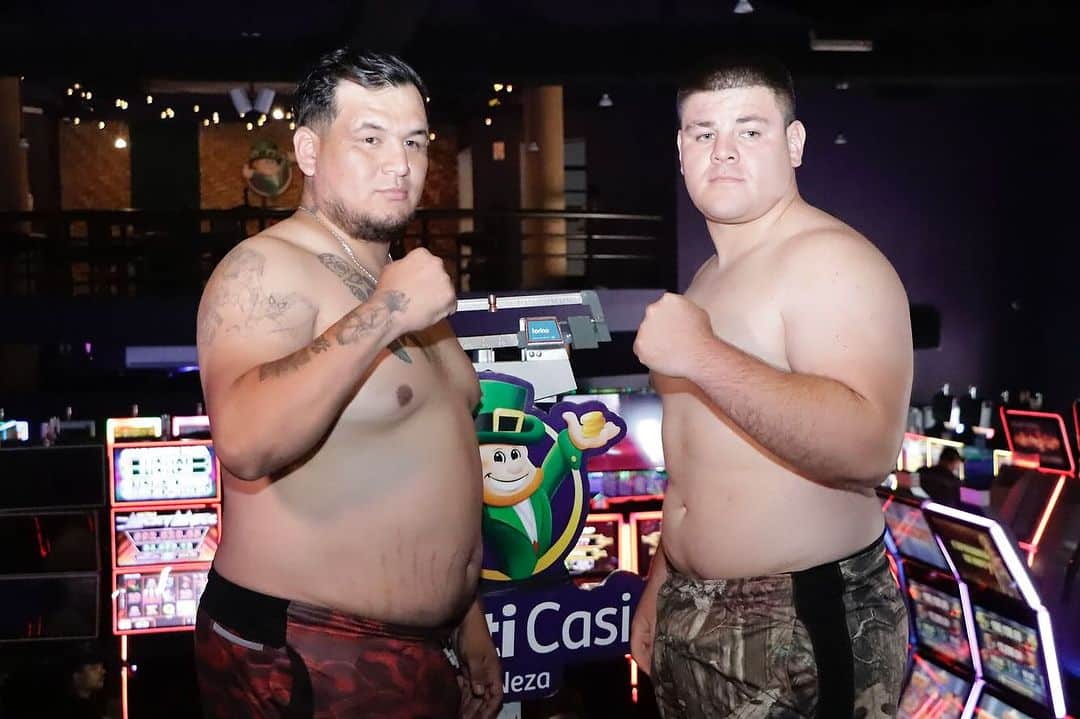 MISAEL SÁNCHEZ A LA IZQUIERDA Y UBALDO ILAGOR A LA DERECHA, POSANDO PARA LA FOTO