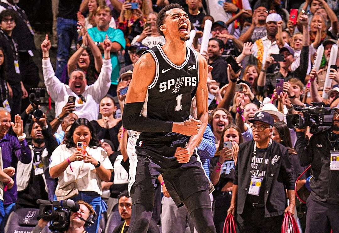 VÍCTOR WEMBANYAMA CELEBRA CON LOS SPURS